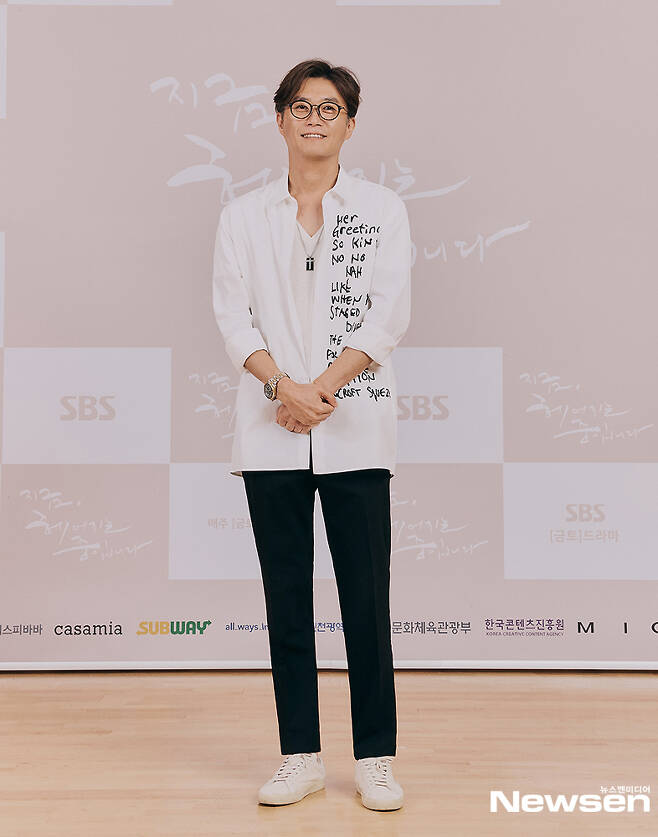 Director Lee Gil-bok has a photo time at the SBS gilt drama Now, We Are Breaking Up production presentation, which was filmed online on the afternoon of November 9. (Provide photo = SBS)