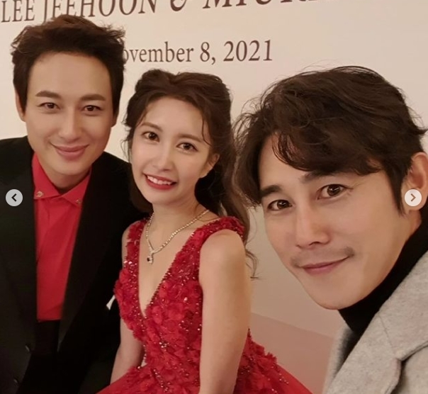 Actor Jung Tae-woo attended the singer-musical Actor Lee Ji-hoon wedding.Jung Tae-woo posted a certification shot on his personal SNS on November 8th to attend Lee Ji-hoon Sei Ashinas wedding.Jung Tae-woo blessed Happy to celebrate marriage with a mischievous greeting: Isnt the wedding usually hard, is it? Im old in my brother Haruman?Lee Ji-hoon, Sei Ashina, married on Saturday; the celebration was performed by singer and actor Iyu (Lee Ji-eun).They were originally scheduled to marry on September 27, but they delayed the wedding twice due to the spread of Corona 19. The two are now legal couples after completing the marriage report.