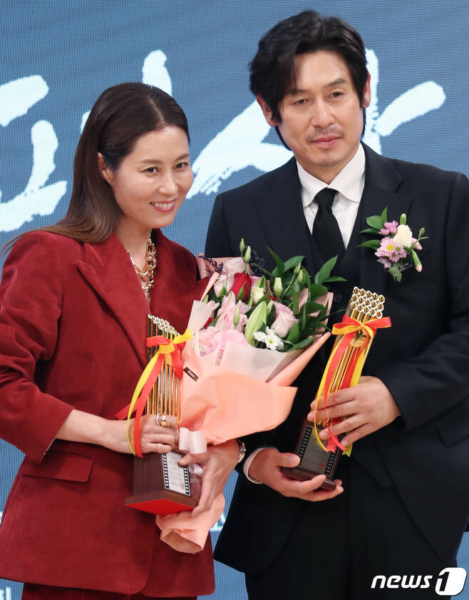Seoul=) = Actor Sol Kyung-gu (right) and Moon So-ri take a commemorative photo after each awarding the best male and female actress at the 41st Film Critic Award ceremony held at KG Harmony Hall in Seoul Jung-gu on the afternoon of the 10th.- 41st Film Critic Award Award (writing)Best Picture Award _asset word (Cineworld)  Achievement Film Award  Actor Yoon Il-bong  Director Award Mogadishu  Best Actress Award Moon So-ri  Best Actor Award  South Best Actor Award  Sol Kyung-gu (asset word)  Actress Award _Three Sisters  Namwoo Supporting Actor Award  Moogadishu  New Director Award  Hong Ui-jeong (without sound)  New Actress Award _ Gong Seung-yeon (people living alone)  New South Korean Actress _ Lee Hong-nae (Made in Looptop)  Technology Award _ Jung Sung-jin, Jung Chul-min (visual time) Effect) (Win Ri-ho)  script image _ Asset word  Asset word  Shooting image _Mogadishu  Music image _Mogadishu  Independent film support award _ Park Yoon-jin, director Kim Mi-jo  New Peoples Review Award  Jung Woo O-sung.2021.11.10.