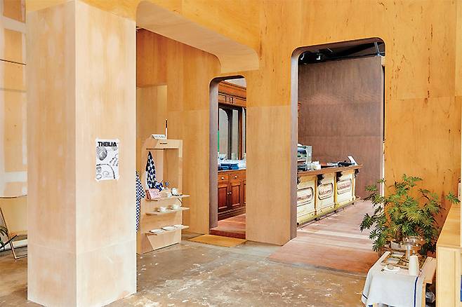 브런치 카페와 커피 바가 교차하는 지점에서 맞닥뜨리게 되는 더일마의 굿즈들.