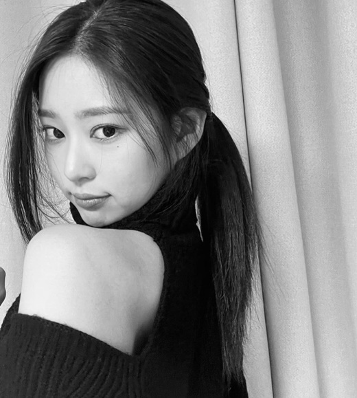 Kim Min-joo from group IZ*ONE showed off her fatalityKim Min-joo posted several black and white photos on his instagram on the 10th without any special comments.Kim Min-joo in the public photo took a natural pose, staring at Camera or tying her hair.Kim Min-joo, wearing a turtleneck knit that reveals both shoulders, is eye-catching because it reveals a luxury right-angle shoulder without a slight.Especially in the close shot, the goddess beauty without humiliation and the deadly atmosphere were impressed.The netizens who watched this responded with comments such as My sister is really good, It is the most beautiful and cute in the world and Kim Min-joo is appearing on MBCs Show! Music Core MC.