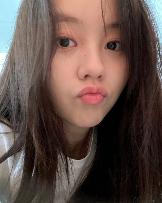 Actor Kim So-hyun posted a Close-Up selfie.On the 10th, Kim So Hyun posted several photos with purple heart without any comment on his instagram.The photo shows Kim So-hyun posing on the camera with transparent skin. Small face, transparent skin and doll-like features catch the attention of fans.On the other hand, Kim So-hyun met with fans as Princess Pyeonggang in KBS2 drama The River on the Moon, and recently appeared in 2AMs Music Video, Goodbye and I Didnt Know It Was Close and attracted attention.Kim So-hyun Instagram