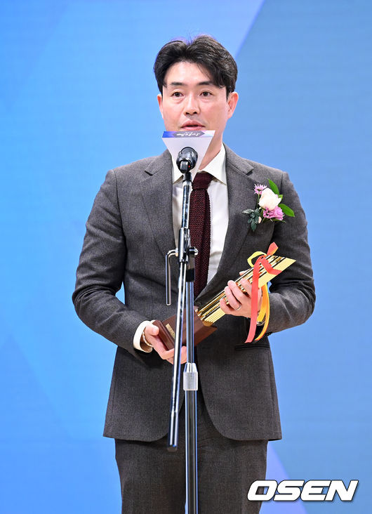 The 41st Korea Film Critics Association Award ceremony was held at the KG Tower Harmony Hall in Sunhwa-dong, Seoul on the afternoon of the 10th.Mogadishu, Ryoo Seung-wan, who gave the supervisory award, gives his impressions. 2021.11.10