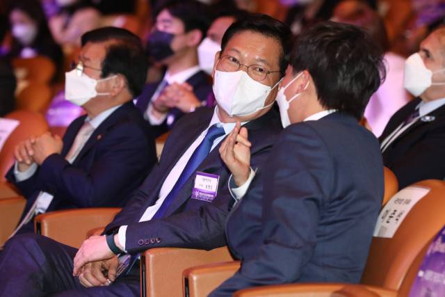 송영길(가운데) 더불어민주당 대표가 오후 서울 강남구 코엑스 오디토리움에서 열린 제56회 전국여성대회에서 이준석 국민의힘 대표와 대화를 나누고 있다. /권욱 기자