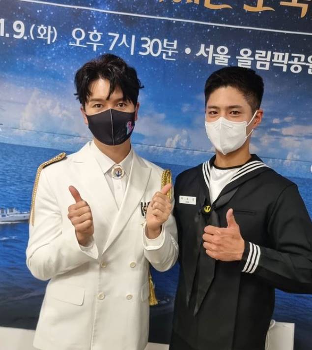 Two shots of Actor Park Bo-gum, who is serving in the military with singer Shin In-seon, have been released.On the 10th, Shin In-sun posted a picture on the instagram with a hashtag called #Navy # Shin In-sun # Park Bo-gum #Navy Promotion Team # Senior.Shin In-sun said, I made memories with MC Park Bo-gum of 2021 South Korea Navy Kyoto Ryozen Gokoku Shrine Concert.I am the 599th Sergeant Discharge Assistant to the Navy Public Relations Team, 669th Sergeant of the Navy Public Relations Team, and is scheduled for Discharge on April 30, 2022.I was impressed by the excellent progress ability as well as the really very touching personality. He added, We will support each others activities frequently in the future! I congratulate you on the promotion of the sergeant. Thank you! Thank you for the album and thank you for the photos and signs.The photo shows the warm-hearted images of the rookie and Park Bo-gum, who show off visuals that can not be hidden even with a mask.The rookie and Park Bo-gum showed off their affectionate seniority by lifting their thumbs; the rookie also revealed the sign of Park Bo-gum.Park Bo-gum is attracting attention by writing, Please listen to a lot of good music in the future.Shin In-seon and Park Bo-gum attended the South KoreaNavy Kyoto Ryozen Gokoku Shrine Concert on the 76th anniversary of the founding of Navy at the Olympic Hall in Seoul Olympic Park on the 9th.Park Bo-gum joined the Navy Cultural Promotion Army on August 31 last year and is faithfully working in military life.Photo Shin In-sun Instagram