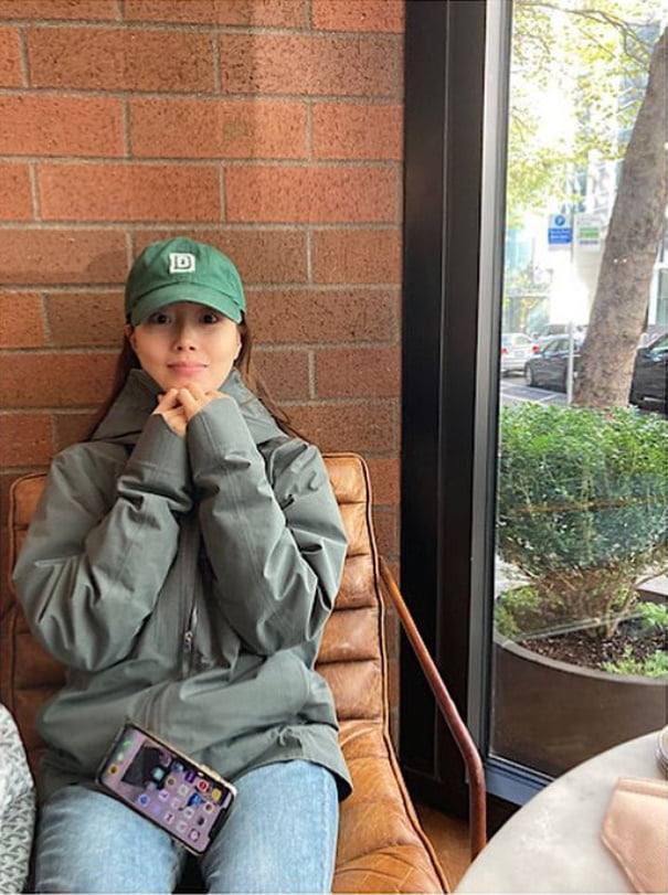 Actor Moon Chae-won has recently reported on his situation.Moon Chae Won posted two photos on his instagram on the 10th with an article called Good Morning.Moon Chae-won in the public photo is a picture of spending a leisurely time in a cafe.Meanwhile, Moon Chae-won appeared in the TVN Drama The Flower of Evil, which ended last September, and will meet fans with the movie We Grow.Photo: Moon Chae-won SNS