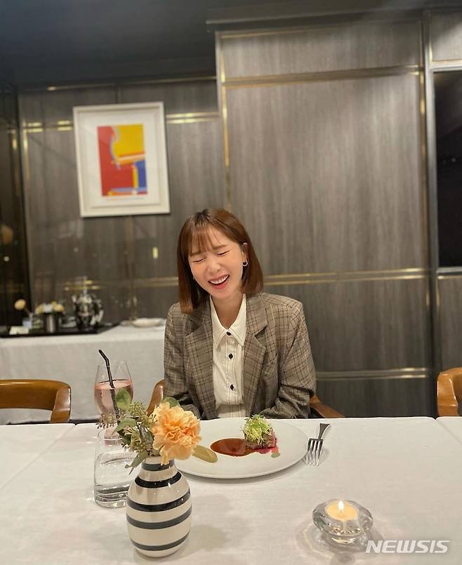 On the 11th, Park Choa posted several photos on his instagram with an article entitled Everyday is not enough sleep, but everyone who sees this article is happy and happy.The photo shows Park Choa sitting in a restaurant and smiling in front of food, with a bright expression that reveals the happiness of the bride-to-be.Park Choa earlier revealed that she is due to marriage in December; the prospective groom is a six-year-old Businessman.Park Choa made his debut as the main vocalist of Crayon Pop in 2012 and became very popular as Papapa.