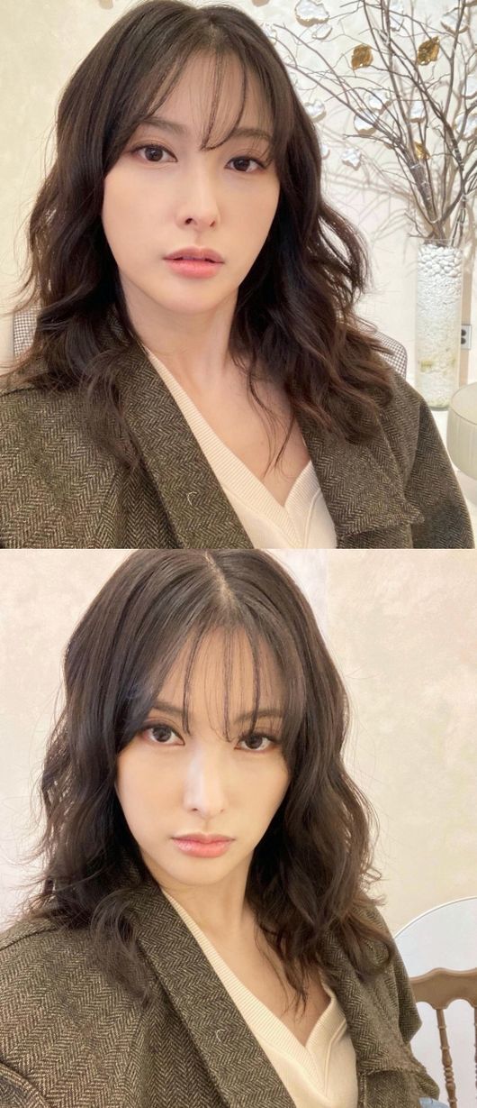 Park Gyuri, a member of the group KARA, has attempted to transform her hairstyle.Park Gyuri posted two photos on his personal instagram on the 11th, along with an article entitled I did Kurt Sutter ... I do not know everyone like this.Park Gyuri in the public photo is shooting a selfie with a shoulder-length stop foot and wave hairstyle.A small face with a full face catches the eye and makes a smile to the fans who do not know their hairstyle transformation.Seven, who saw this, said, Just look like Kurt Sutter?, Ham Eun-jung said, I knew it! It suits well.Kurt Sutter, did you? And comforted Park Gyuris sad heart.Meanwhile, Park Gyuri made his debut as KARA in 2007 and recently met audiences through the musical I Loved You.park gyuri SNS