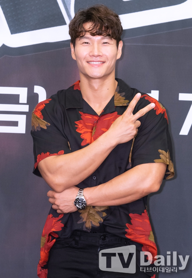 While singer Kim Jong-kook has declared a head-on breakthrough in the allegations of Royder (who raised muscle with drugs), a number of domestic YouTubers seem to be putting their strength in support of Kim Jong-kooks claim.Lee Young-jin, who is the director of urology and runs the YouTube Doctor Cornelin Daegu channel, said on October 10 that Kim Jong-kooks male hormone 9.24 is impossible for 46-year-old men?All the questions are answered by urologists. Lee Young-jin said in the video, Kim Jong-kook body is not made of drugs.I have seen a lot of men who have muscled with drugs, and like Kim Jong-kook, calm muscles and cracked muscles are not made of medicine.Its the result of a really intense Exercise, he explained.He also said, 9.24 is enough.Exercise is hard to find, and men in their 50s and older also have more than 10 to 11 figures.If Kim Jong-kook took the drug, it would have been much higher or lower. Kim Jong-kook is working hard on broadcasting, so he will be better. Our body is not trained to exercise.We maintain the relaxation of the mind and body, and the blood circulation should be good so that the body gets better.YouTuber surplus health is also the reason for the development of domestic fitness culture because of Kim Jong-kook. He has had a good influence on the public so that health can be a positive perception.I hope you will show your pride as a natural, not end with a doping test. Kim Jong-kook has an abnormally good body compared to his age in his class.But if it is the realm of faith, I will believe Kim Jong-kook instead of Greg Ducet. Kim Jong-kooks Exercise Love is a publicly known fact.Kim Jong-kook is a well-known exercise enthusiast who knows only the house, the gym, and the schedule through various entertainment programs.Kim Jong-kook opened the YouTube channel in June and started to share experiences and know-how accumulated through Exercise for 20 years.The news quickly made headlines among netizens, attracting 2.31 million subscribers (as of November 11) within five months of its opening.But Kim Jong-kook, who had been a successful YouTuber, recently climbed on the board in the face of Royder suspicion.Kim Jong-kook would have taken medication in the process of making muscles, said Canadian bodybuilder YouTuber Drek Ducet.Greg Ducet also posted additional videos, saying, I saw my age, physical condition, and Exercise and made the best guess based on my knowledge. I am also a user of HRT (hormonal replacement therapy).Personally, I think Kim Jong-kooks body is not natural. Kim Jong-kook then said: Its such a fun and exciting issue, its likely to be a good content to just move on, as a novice YouTuber, I just cant pass it on.We will conduct 391 doping tests based on the World Anti-Doping Agency (WADA), he declared.I believe that there will be a lot of consumption, but I believe it will be worth that much, he said. I sincerely thank many people who helped me.I hope that I can learn the maturity that recognizes and respects the difference. Kim Jong-kook, who has been explaining based on accurate grounds instead of silence, is paying attention to whether he will be able to take off the suspicion of Royder through future inspections.
