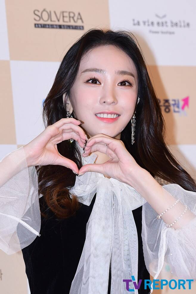 Na-hyeun, a member of the group SONAMOO, is posing at the 10th Awards Ceremony for the 9th South Korea held at the Eliena Hotel in Nonhyeon-dong, Gangnam-gu, Seoul on the afternoon of the 11th.On the other hand, the Ten People Award for Lighting South Korea award ceremony is awarded to those who contributed to the development of the national economy and contributed to the spread of the spirit of challenge through constant efforts in various industries.