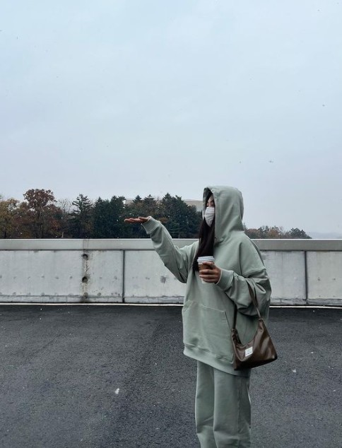 Kang Mina shared her exhilarating feelings at first sight.On the afternoon of the 11th, Kang Mina posted two photos on his instagram with the phrase first snow of the year.Kang Mina in the public photo took a picture with a hoodie on her head. She was delighted to put her eyes down from the sky in her hands and stimulated the girls sensibility.Fans showed various reactions such as cute and lovely and pretty with the joyful Kang Mina.On the other hand, Kang Mina appeared on tvN Gang Falling Together.
