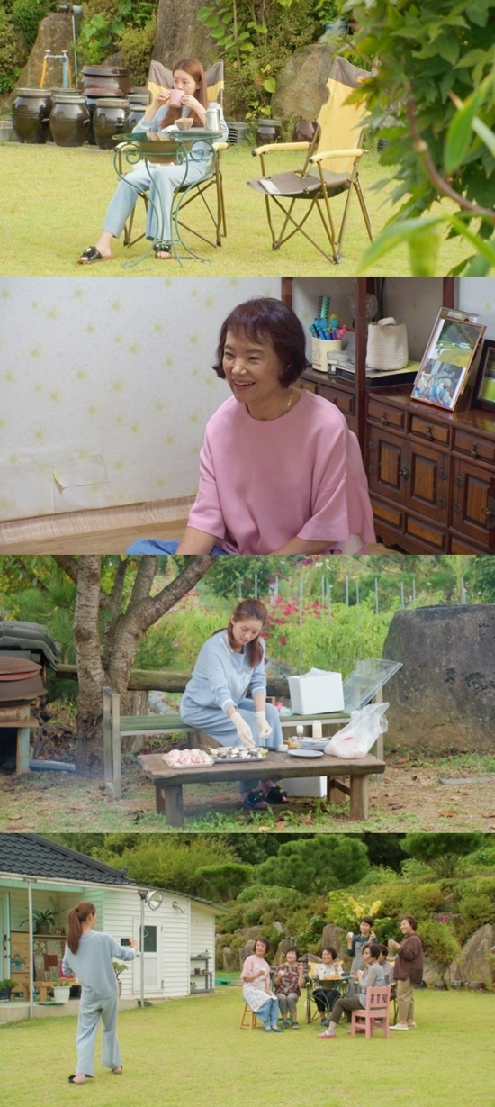 On SBS One Mans War (hereinafter referred to as One Mans War), which is broadcasted on the 11th, Actor Lee Ga-ryung and his rural life with six aunts are revealed.On this day, Actor Lee Ga-ryung, who played the role of Bu Hye-ryong in the drama Marriage writer divorce composition 2, will visit a healing place where only family members know for rest after the drama end.Lee Ga-ryung said that while recalling his debut, he said, I shot one screen a year and it was eight years later.I wonder what happened to her.Lee Ga-ryung, who met her daughter for a long time, reproduced her reality as a mother and daughter, saying, When do you start work?In addition, he recalled the memory of getting off the middle of the past, saying, I am killing (playing in the play) again in the drama Marriage writer divorce composition 2 at the time.Lee Ga-ryung is the back door that he could not hide his embarrassed appearance and eventually showed tears and made everyone sad.On the other hand, it is said that six aunts gathered together to meet Lee Ga-ryung, a nephew who emerged as a popular actor.Lee Ga-ryung, who enjoyed a leisurely time, raises his expectation by saying that he will show a smile with a soul detaching in his six aunts who appeared in a loud manner.Lee Ga-ryung also unveiled a huge gift for her mother and aunts, who found her and said she was surprised and unable to shut up.MC Jang Do-yeon, who watched in the studio, also said, It is too sensible. The identity of this gift, which has been praised, can be confirmed through broadcasting.One Mans War is needed to air at 9 p.m. on the 11th.Photo: SBS One Mans War is needed