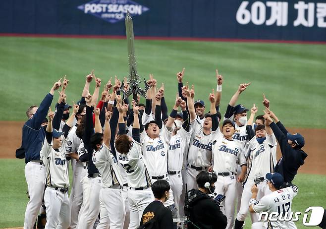 NC소프트가 창단한 야구단 NC다이노스가 한국시리즈에서 우승하며 실물을 제작해 들어올려 일반인들도 알고 있는 '집행검'. 게임내 가격은 수천만원을 호가한다. 2020.11.24/뉴스1 © News1 이동해 기자