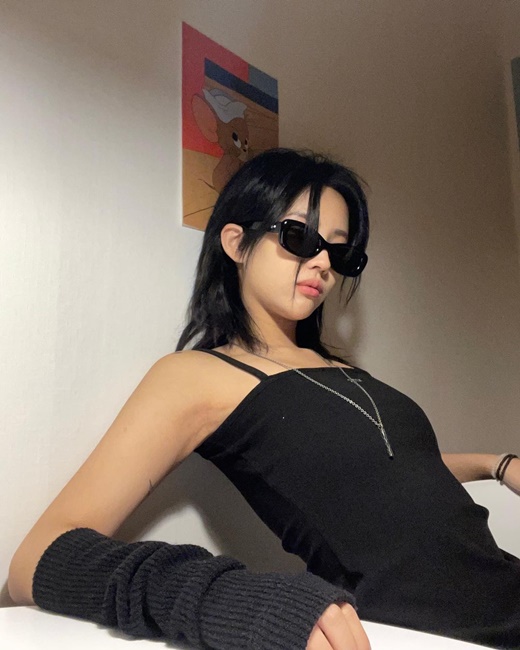 The group (G)I-DLE member former So-yeon showed a changed atmosphere.The former So-yeon posted several photos on his instagram on the 12th with an article called Hi Neverland.In the open photo, former So-yeon has a chic charm with black sunglasses and a unique twisting head. The expressionless face and bold styling attract attention.The former So-yeon showed off a hip look, matching short bottoms in black sleeveless, with a hand-warmer adding points and a unique sensibility.The bodyline, especially fragile, was admirable.Meanwhile, former So-yeon appears on MBCs new entertainment After-school thrill.