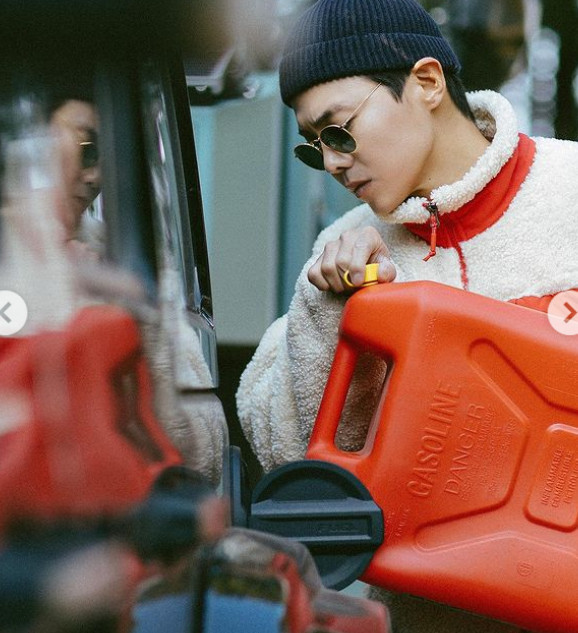 Actor Park Eun-suk showed off his tough charm.Park Eun-suk posted a picture on his instagram on November 11 with an article entitled Jeju Island Sal 42nd Day.Park Eun-suk in the public photo is wearing a beanie and wearing sunglasses and taking a nice pose in the car.Especially in the natural style that is not decorated, Park Eun-suks strong wildness attracts attention.Park Eun-suk has unveiled a comfortable Camping Life, fueling the car and sipping it.The tough anti-war charm that does not remind me of playing the soft and romantic Logani in the Penthouse series makes me feel excited.Meanwhile, Park Eun-suk appears on the web entertainment Where are you, Eun Seok!, which opens on November 17th.Where are you, Eun Seok! captures the road trip of Camping Deokhoo Park Eun-suk.