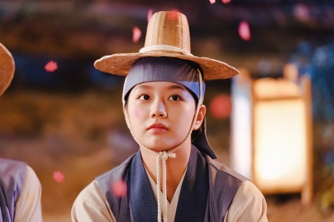 This Hyeri is divided into the strongest of the living manle.KBS 2TVs new Mon-Tue drama Thinking of Flowering Moon (played by Kim Joo-hee/directed by Hwang In-hyuk), which will be broadcast for the first time on December 20th, unveiled Kang Ro-ros first Steel Series on November 12.The Flowering Moon Thinking is the most powerful era of abstinence in history, the Aesthetic Aesthetic chase romance of the smuggler GLOW, who is trying to change his life by making a principle of inspection and drinking of the smuggler.He was born in the family as an actor, but he was the real head of the family after his father died 10 years ago.I try every way to prepare the book price of the Orabi River Seawater (Bae Yuram), which prepares for the past test, but now I am ignored by the other houses servants because of the sudden addition.However, it is expected to show the strength and life of the life that is not frustrated in any situation and breaks the hard situation.He is also a person who shakes the world after opening his eyes to the world of the moon in the age of the week.This study is to find out what story will be unfolded by meeting Nam Young (Yoo Seung-ho), an inspector who works as a financial crime prevention network.In the open SteelSeries, it boasts a smart eye that can not be forgotten once you see it.It is a hanbok that is worn in a simple hanbok and surrounds the scroll.In addition, in order to keep the aura and maintain the livelihood, it is possible to see the dignity as not to bow to the eyes of others in the appearance of the life force who does not die.This Hyeri is the back door of the unique energisticness that boasted a synchro rate like a furnace, so I am looking forward to showing my performance through Thinking about the moon when I bloom.