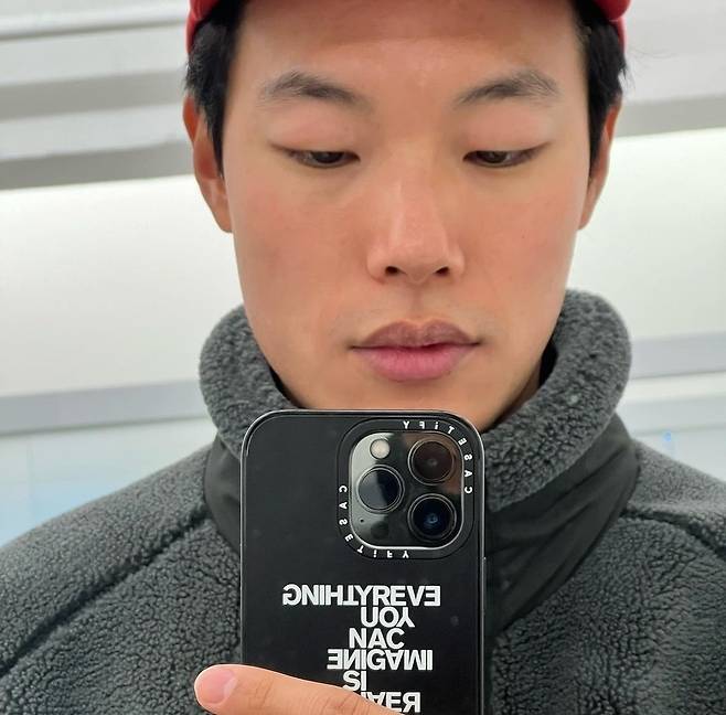 Actor Ryu Jun-yeol has revealed his regrets about his acquaintances greetings.Ryu Jun-yeol posted several recent photos on his personal instagram on November 12, along with an article entitled I thought I was happy today, but I heard my face was hurt.In the photo, Ryu Jun-yeol broke off the long hair that he kept because of the drama, and dressed in a short hairstyle and a daily dress.Ryu Jun-yeols fashion sense peeks from a rugged hat, shoesIn the selfie photo that has been closed up as much as possible, Ryu Jun-yeols face is eye-catching.His colleague, Actor Hwang Jeong-eum, who saw the photo, praised his warm-looking appearance, saying, Hes handsome. Other netizens also said, Youre kissing me today, I was just handsome, Is it a perfect baby powder?and so on.Meanwhile, Ryu Jun-yeol appeared on JTBC Drama No Longer Human last October.The next work is being proposed and reviewed by Japanese film director Takashi Miike.