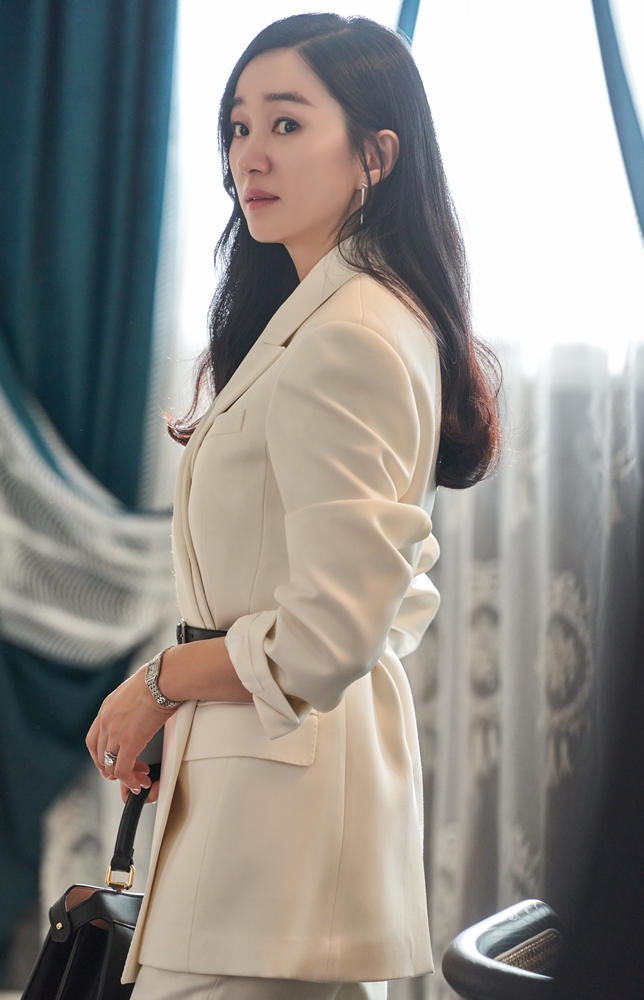 JTBCs new Wednesday-Thursday evening drama City (playplayplay by Son Se-dong/director Jeon Chang-geun/Produced by High Kahaani D & C, JTBC Studio), which will be broadcasted on December 8, is set in the art museum of Sungjin Group, which holds South Koreas political circles. It is an extraordinary mystery thriller drama featuring Blow-Up of women.Yoon Jae-hee Character, played by Soo Ae, is the second Daughter-in-law of Sung Jin-ga, who is in charge of the art museum Space Jam Jean.Chaebol Daughter-in-law has a sophisticated atmosphere that fits the title and confidence as a successful career woman, but there is a Blow-Up that is more brilliant than anyone else, but it is hard to measure its size inside.In particular, she believes that poverty eats some love, saying, No-hangsan is no-hanging. She is so attached to life that she does not mind stepping on others and humiliating her knees and head for her goal.This Yoon Jae-hee is looking forward to the day when he starts a bold and outspoken leap with a grand dream of making his husband, the out-of-wedlock husband, the president of Sungjin, and is the highest place anyone can do.In the public photos, there are charismatic images of the Yoon Jae-hee Character, which is completed with the elegant style of Soo Ae.A gentle smile that can be relaxed even when working shows the charm of a person named Yoon Jae-hee of Space Jam Jean.But in the situation that blocks my front, it makes people who turn into cold eyes and vile faces that I can not imagine.Soo Aes delicate acting, which expresses characters with changing emotions, is already expected.I think that Yoon Jae-hee is a very honest person in his Blow-Up, which will bring empathy and inspiration to many people, said the production team of City, and I would like to ask for a lot of attention to the Acting Transform of Soo Ae, which has been completely melted into the Character.City will be broadcast on December 8 at 10:30 pm.Photo: Hai Kahaani D & C, JTBC Studio