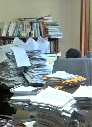 새로운 사회를 여는 연구원(새사연)의 연구실에서 논문과 책으로 둘러싸인 책상에 앉아 있는 정태인 당시 새사연 원장. 이수민씨 제공