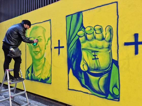 닌볼트 그래피티 작가가 12일 ‘쥴리 벽화’로 논란이 됐던 서울 종로구 관철동 건물 외벽에 작업을 하고 있다. 김지혜 기자