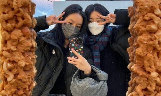 Actor and singer Hyeri revealed a goddess visual two-shot with Sojin, revealing a still-strong Girls Day friendship.Hyeri posted two photos on his 12th day with his article My Chinggu through his instagram.The photo shows Hyeri posing cute and youthful with Sojin.Hyeri and Sojin also have cute animal headbands and a friendly look and take a sticker picture.Still hot Girls Day friendship adds to the warmth with two shots of the visually full goddesses.On the other hand, Hyeri will meet with fans through KBS2 drama Thinking of the Moon when it blooms scheduled to air in December.Thinking of the moon when it blooms contains the romance of the most powerful temperance in history, the principle of cracking down on the smugglers, and the pursuit of the arson of the smuggler woman who wants to change her life by making alcohol.