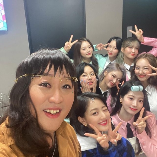 The comedian Jeong Jun-ha has released a certified photo with girl group TWICE.Jeong Jun-ha wrote on Instagram on the 14th, I asked you carefully, but I am busy preparing for life, and thank you for taking pictures with me!In the meantime, Jin Jun-ha said, TWICE seniors are also big on this record!He added hashtags such as # scientist # night sky star # full word #Min-ji # live more than alive # Sungdeok # steam fan # TWICE.In the photo, Jin Jun-ha is divided into singer character Min-ji.TWICE members show off their beauty as they pose fresh and cute next to Jeong Jun-ha, with a shy look on the face of Min-ji Jin-ha.Jeong Jun-ha and TWICE each made their comebacks with their new songs Like a Star in the Night Sky (all-word) and Scientist (SCIENTIST).