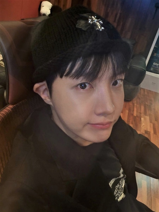 BTS Jay Hop released a selfie photo on BTS SNS Twitter Inc. on the 13th with an article called HAPE.jpg.In his studio, he was wearing a Binnie hat and staring at the camera with a cute expression.Binnies hat was slightly pressed down and her folded ears and anodal mouth added cuteness.In the mension, Jay Hops self-portraits released on Twitter Inc. in November 2013 were constantly uploaded, and fans around the world were very surprised to see it, saying that it is not much different from what it is now.The fans said, Hobby is so cute, Hobby face what?I thought it was a photo in 2013,  Hobby does not age, , Saturday seems to be working, Hobby Fighting, and Thanks for showing me my face. Meanwhile, BTS will attend the American Music Awards, one of the three major music awards ceremony of the United States of America, on the 21st (local time).The nomination for the category of Artist of the Year is drawing attention. In the performance stage, the show will show Butter with rapper Megan the Stallian.On November 27-28 and December 1-2, we will hold a face-to-face concert at the Los Angeles Sofai Stadium in two years and one month.Photo = BTS Twitter Inc.