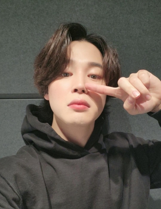 BTS Jimin posted a selfie on the 13th via fan community platform Weverse.Jimin in the photo uploaded without any comment.He wore a black hooded T-shirt and shot the Earrings of Madame de..., with a long black hair hair style that simultaneously emanated his distinctive handsome and boyish look.On the other hand, the group BTS completed the online concert BTS PMISSION TO DANCE ON STAGE on October 24th.BTS is a concert for a year, so it has a more colorful and dynamic performance than ever.Concert, which announced the start of the new tour, was seen in 197 countries and regions around the world.BTS, which successfully completed the online BTS PERMISSION TO DANCE ON STAGE, will hold BTS PERMISSION TO DANCE ON STAGE - LA Offline performance at the United States of Americas SoFi Stadium on November 27-28 and December 1-2 (local time), followed by a new tour series. Here we go.The last round of performances (December 2) is scheduled to be streamed online live.Photo = BTS Wivers