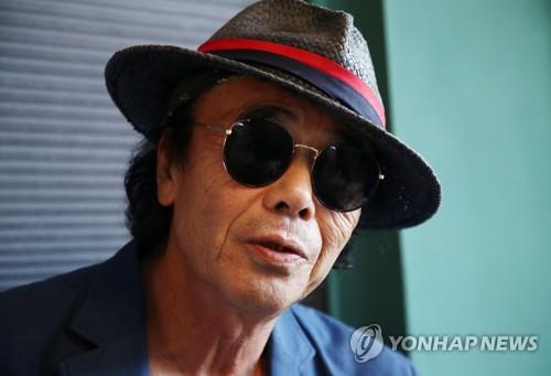 According to the music industry, Lee Dong-won moved to the foot of Jirisan in Namwon, Jeonbuk, where the gag godfather is living, and died while he was living in the hospital.An official of a music industry said, Jeon Yoo-sung has lived together at the house of Dongwon when he was young. In the 2000s, both of them lived in Qingdao, Gyeongbuk Province and continued their friendship for decades.Lee Dong-won stayed with Namwons former Yoo Sungs house in the last years. Lee Dong Won, who made his solo debut in 1970, is well known as a singer singing poetry.Perfume (1989), which was sung with tenor Park In-soo by a song in the same poem by poet Jung Ji-yong, was very popular regardless of gender and age by singing a sad nostalgia about his hometown, The place is a dream that will be forgotten.He also enjoyed singing songs with beautiful poems such as Myeongtae (a poet of Yangmyeongmun) and Water Country Hydrangea (a poet of Kim Sung-woo).Park Sung-seo, a popular music critic, said in a telephone conversation, Lee Dong-won is a singer who conveyed a beautiful song than any other word. The song perfume  broadened the width of our song by combining popular songs and classical music.Park said, I was a singer who comforted people, saying, I had a warm hand in the song, so I touched peoples heavy backs and touched their hearts. The lyrical songs of the folk melody sung by Lee Dong-won have been loved until recently.Especially, Autumn Letters that starts with Ill write in the fall/Anyone Becomes You came out of the radio very often when the cold wind blew.Barefoot Diva Lee Eun-mi re-sung Breaking Song on the remake album released in 2000, and YB reinterpreted My Man as a rock version.It was reported that the acquaintances who learned about the recent illness were preparing a sponsorship concert for the mobile operator.The broadcaster Jeong Deok-hee and singer Cho Young-nam were scheduled to hold a music concert of love in Seoul on the afternoon of the 22nd, and decided to proceed to a memorial service as the news of Lee Dong-wons death was reported.Those who prepared the event said, I want to be with a mobile worker who does not want to leave the song, he said.Cho Young-nam, Kim Do-hyang, Lim Hee-sook and Yoon Hyung-joo will attend the concert.Many people who lived in the same era were comforted by Lee Dong-wons song, said Jeong Deok-hee. The concert-related profits will be used for funeral expenses and commemorative projects for mobile workers.The funeral service at Dongguk University Ilsan Hospital was opened at 15:30 a.m. on the 16th.