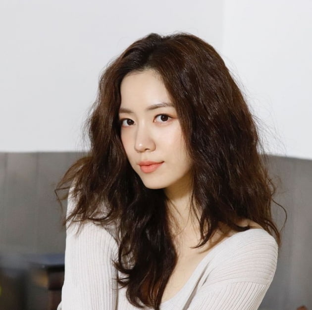Actress Ryu Hwa-young from the girl group Tiara told her lovely daily life.Ryu Hwa-young posted three photos on his instagram on the 15th without any comment.Ryu Hwa-young in the public photo is looking at the camera with brown hair with thin wave.On the other hand, Ryu Hwa-young has recently confirmed his first starring film Site Sound and is preparing to return to the screen.Photo: Ryu Hwa-young SNS