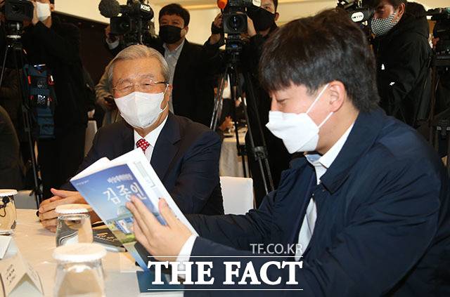 출판기념회 참석해 김종인 전 비대위원장의 서적 살펴보는 이준석 국민의힘 대표.