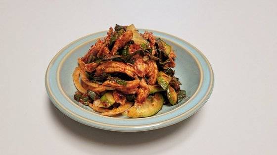 누구나 쉽게 만들 수 있는 을지로 스타일의 닭 무침. 사진 신혜원