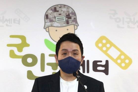 임태훈 군인권센터장이 15일 오전 서울 마포구 군인권센터에서 '공군, 성추행 피해 여군 사망 사건' 관련 기자회견을 하고 있다. 임 센터장은 기자회견에서 공군 8전투비행단에서 발생한 성추행 피해 여군 부사관 사망 사건을 공군이 스트레스 자살로 둔갑시키며 엉망진창으로 사건을 처리했다고 주장했다. 뉴스1