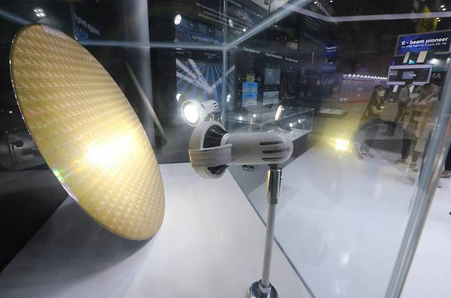 나노코리아 2021 개막한 7월7일 경기 고양시 킨텍스에 나노기술이 적용된 웨이퍼가 전시돼 있다./사진제공=뉴시스