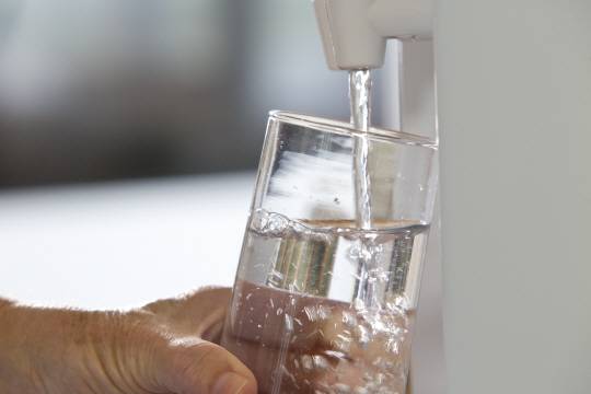 한국의 급격한 도시화로 상수도 시설이 제대로 갖춰지지 않으면서 수돗물 불신이 생겼고, 이로 인해 정수기가 각 가정에 들어가게 됐다. 렌털과 정비 점검이라는 한국 특유의 구독자 모델을 만든 정수기는 이제 각 가정과 사무실의 필수품이 됐다. 게티이미지뱅크