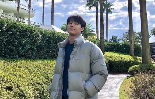 Actor Lee Do-hyun flaunted his warm visualsOn the afternoon of the 15th, Lee Do-hyun posted several photos on his instagram.Lee Do-hyun in the public photo is wearing padding and taking pictures outdoors.Lee Do-hyun, who is smiling in a place where high palm trees and a refreshing sky are visible, was impressed.In addition, he boasted a unique fit in comfortable training suits, capturing peoples attention.Meanwhile, TVN drama Melancholia starring Lee Do-hyun will be aired at 22:30 pm on Wednesday and Thursday.