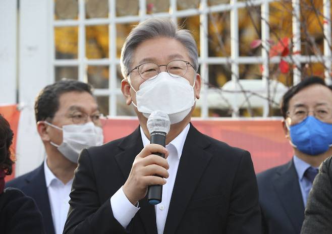 더불어민주당 이재명 대선 후보가 15일 오후 정부서울청사 앞에서 열린 지역화폐·골목상권살리기 운동본부 농성 현장을 방문해 발언하고 있다. (사진=국회사진기자단, 연합뉴스)