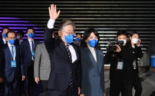 이재명 더불어민주당 대선 후보(왼쪽)와 부인 김혜경씨. 연합뉴스