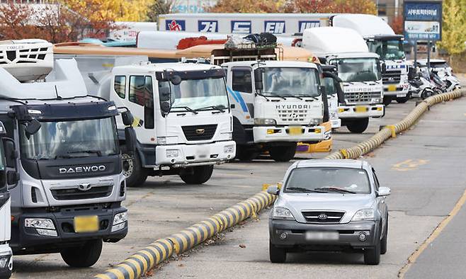 서울 양천구 서부트럭터미널에 경유 차량들이 세워져 있다. 연합뉴스