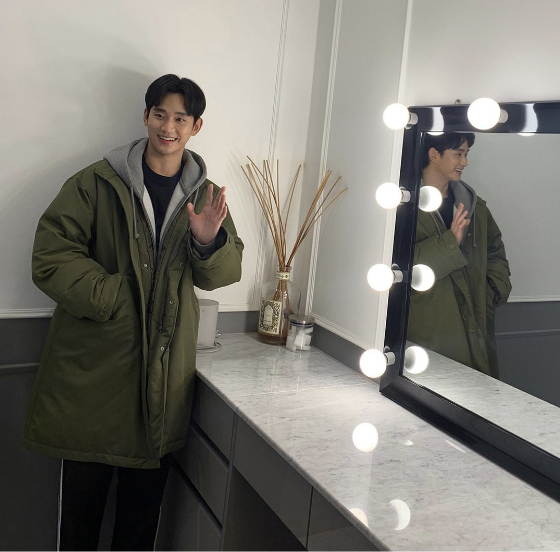 Kim Soo-hyun posted a photo on her Instagram page of 16.Kim Soo-hyun in the picture is undecorating; Kim Soo-hyun in a down-headed and Jumper is greeting someone.I wonder who Kim Soo-hyun met in comfortable clothes.Meanwhile, Kim Soo-hyun will appear as the role of Hyun-soo Kim, who became the overnight killer The Suspect in the ordinary College students in the Coupang play series One Day (director Lee Myung-woo, production green snake media and The Studio M and Gold medalist), which will be released for the first time on the 27th.