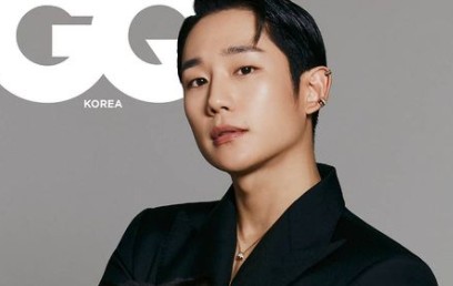Jung Hae In has unveiled a sophisticated visual.On the 16th, Jung Hae In posted a picture picture on his instagram.In the open photo, Jung Hae In took a picture of a picture wearing a neatly falling suit. The understated accessories and shining watery skin showed off the beauty of the sculpture.He also grabbed a black cat in his arms and caught his eye with a chic charm.Meanwhile, Jung Hae In co-works with JTBC Drama Snowdrop:snowdrop scheduled to be broadcast in December with BLACKPINK JiSoo.