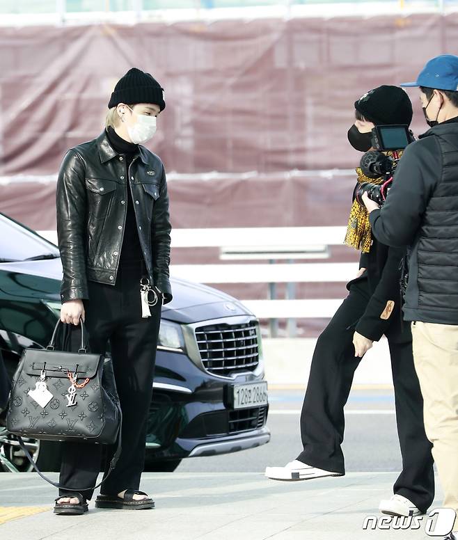 Incheon International Airport = BTS (BTS) Jessie J-hop (right) is leaving for United States of America LA via Incheon International Airport on the afternoon of the 17th and is holding up her personal shoes to Suga.BTS will appear on the United States of America CBS popular talk show The Lay Lay Show with James Corden (The Late Late Show with James Corden Show).On December 27-28, December 1-2, United States of America will hold Concert BTS PERMISSION TO DANCE ON STAGE - LA at Sofai Stadium in Los Angeles and meet fans.2021.11.17