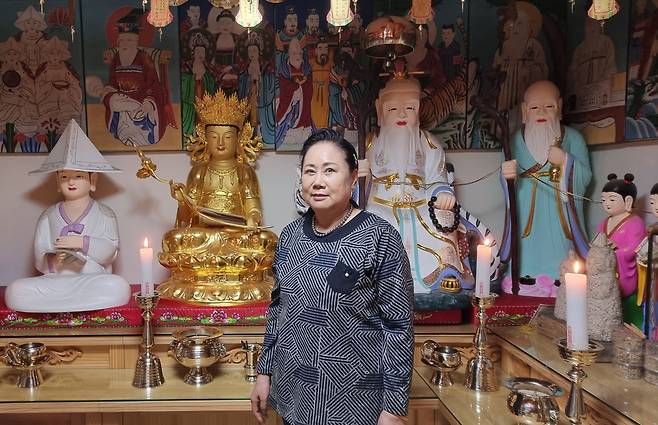 25일 서울 강남구 청담동 양지암 점집에서 만난 30년 베테랑 무속인 이분임씨는 "코로나 전후로 젊은 손님이 크게 늘었다"고 말했다. /최원우 기자