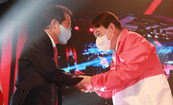 윤석열 국민의힘 대선후보(오른쪽)와 홍준표 의원. 2021.11.5/뉴스1 ⓒ News1