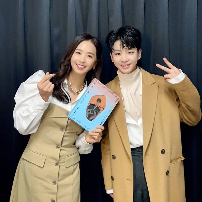 Lee Ji-ae, an announcer-turned-broadcaster, claimed to be a fan of Jung Dong-won.On November 17, Lee Ji-ae wrote on his personal Instagram account, This friend, did you ever get old without our secret?It is an impression that I felt when I heard the # youth of Jung Dong-won at the concert last year in Haeinsa.I can not explain how a teenage boy can express his sad feelings and emotions about youth leaving, not just singing well, but being a genius. # Jung Dong-won, starting with # Jung Dong-won, not # Mr. Trot # top6, # Jung Dong-won, # Jung Dong-won, 1st album # Nostalgia Media Showcase.It was definitely cute until a few months ago, but today it looks cool!I was shyly handed over to my first sign CD gift, but I was happy to say that it was Thousand Years of Love sister, not Thousand Years of Love aunt.  The photo includes Lee Ji-ae, who adds a full autumn mood, and Jung Dong-wons intimate two-shot, which transformed into a ear-style.Lee Ji-ae said, I am also a total mobilization of the universe from today.Lee Ji-ae was the album release showcase of Jung Dong-won.Jung Dong-wons first full-length album, Nostalgia, A Tree to Be generous, will be released today (17th) at 6 p.m.
