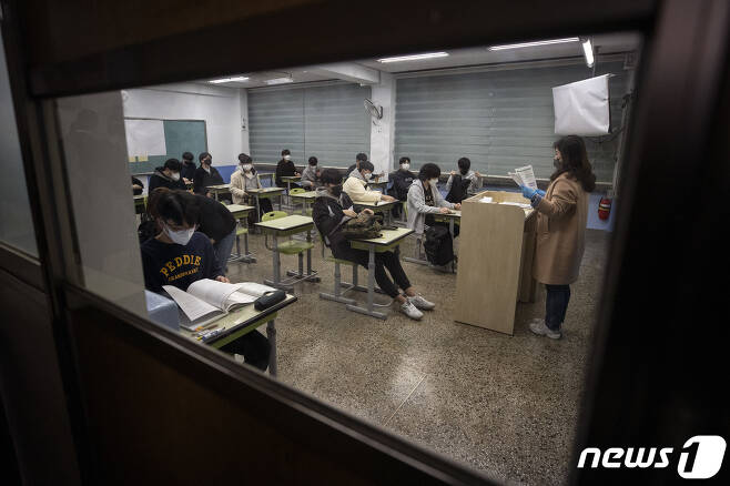 2022학년도 대학수학능력시험이 치러진 18일 오전 서울 여의도고등학교에 마련된 시험장에서 수험생들이 시험 시작을 기다리고 있다. 지난해에 이어 두 번째로 신종 코로나바이러스 감염증(코로나19) 여파 속에서 치러지는 이번 대학수학능력시험(수능)은 지난해보다 1만6387명 증가한 50만9821명이 응시한 가운데 전국 86개 시험지구 1300여개 시험장에서 일제히 치러진다. 2021.11.18/뉴스1 © News1 사진공동취재단