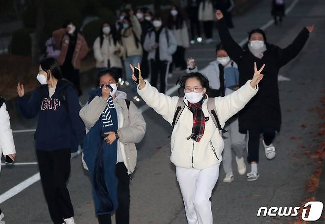 경기 수원 한 고등학교에서 대학수학능력시험을 마친 수험생들이 교문을 나서고 있다. 2021.11.18/뉴스1 © News1 김영운 기자