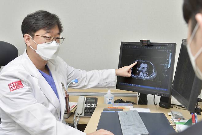 ◇에이치플러스 양지병원 감염내과 이지용 전문의가 진료 중 백신 접종의 중요성에 대해 설명하고 있다.