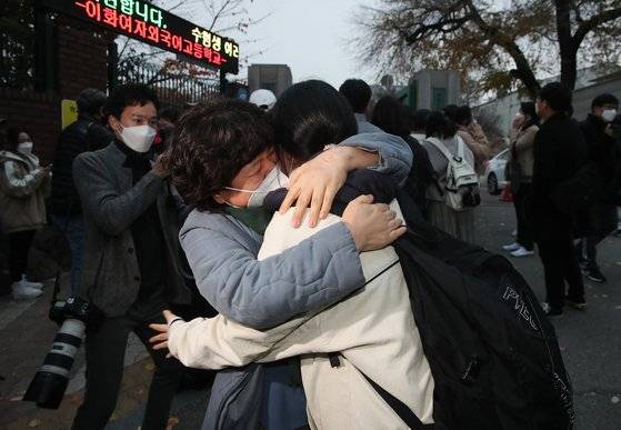 2022학년도 대학수학능력시험일인 18일 오후 서울 중구 이화여자외국어고등학교에서 시험을 마친 수험생들이 시험을 마치고 교문을 나서고 있다. 우상조 기자