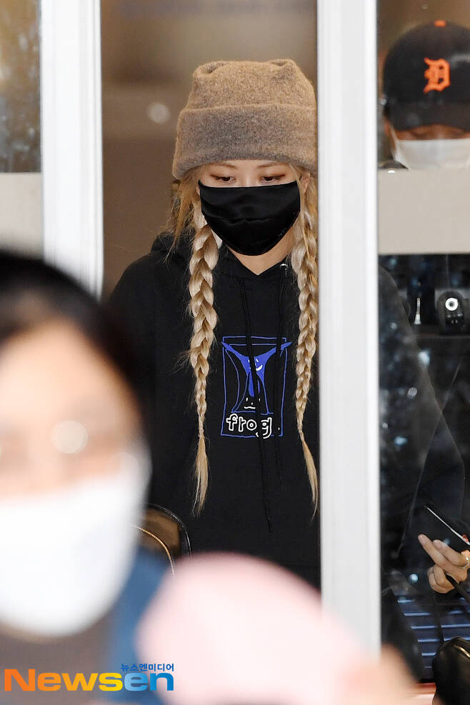 Black Pink member Rosé arrives from Los Angeles after completing his schedule at the Second Passenger Terminal of the Incheon International Airport in Unseo-dong, Jung-gu, Incheon, on the morning of November 18.